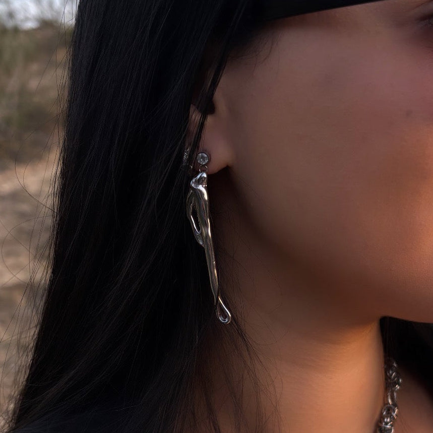 עגילי אליה על האוזן – עיצוב נוזלי וא־סימטרי