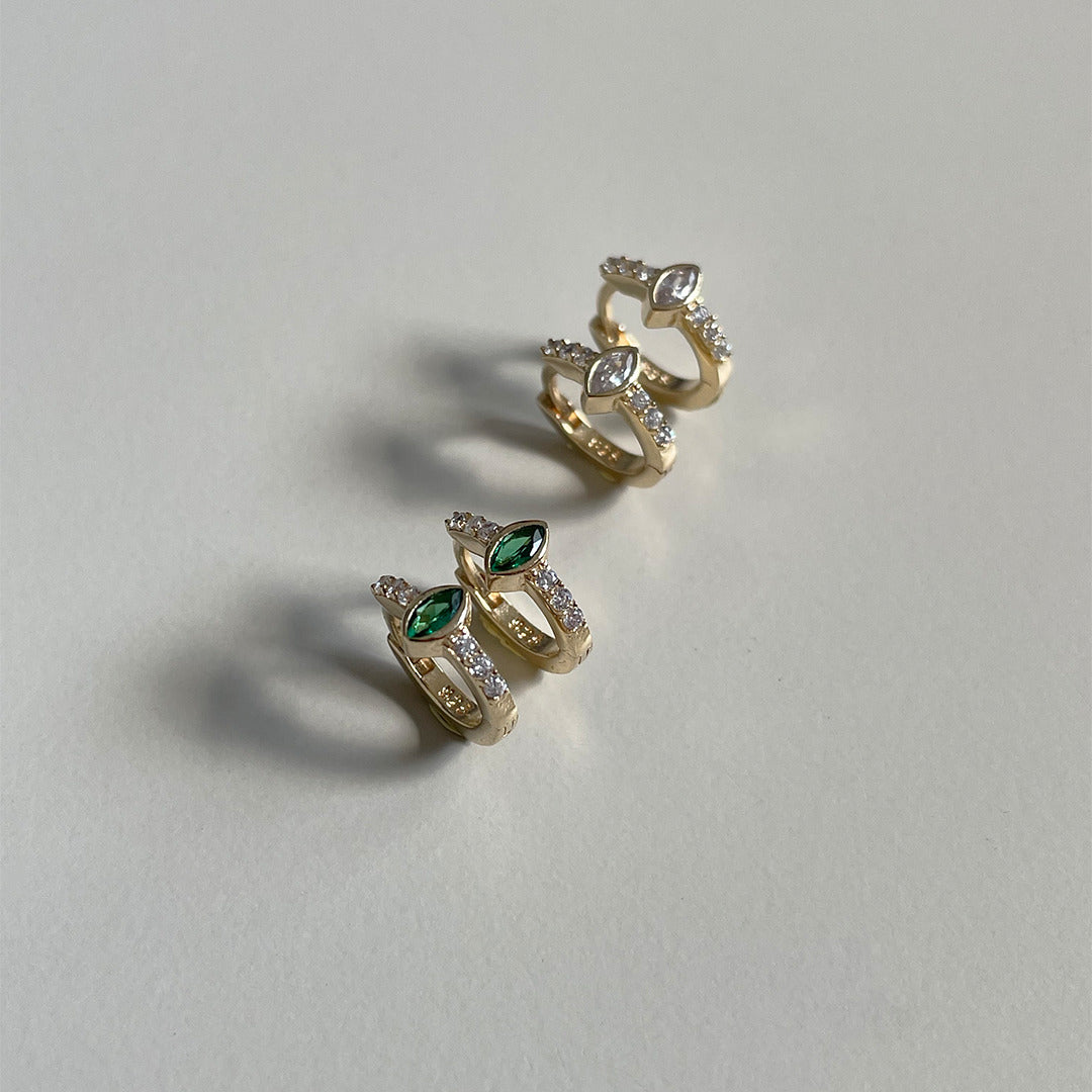 עגיל קטן בציפוי זהב 14K עם שיבוצים צבעוניים על רקע לבן