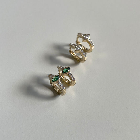 עגיל קטן בציפוי זהב 14K עם שיבוצים צבעוניים על רקע לבן