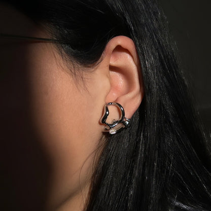 עגילי חישוק קטנים בעיצוב אמנותי