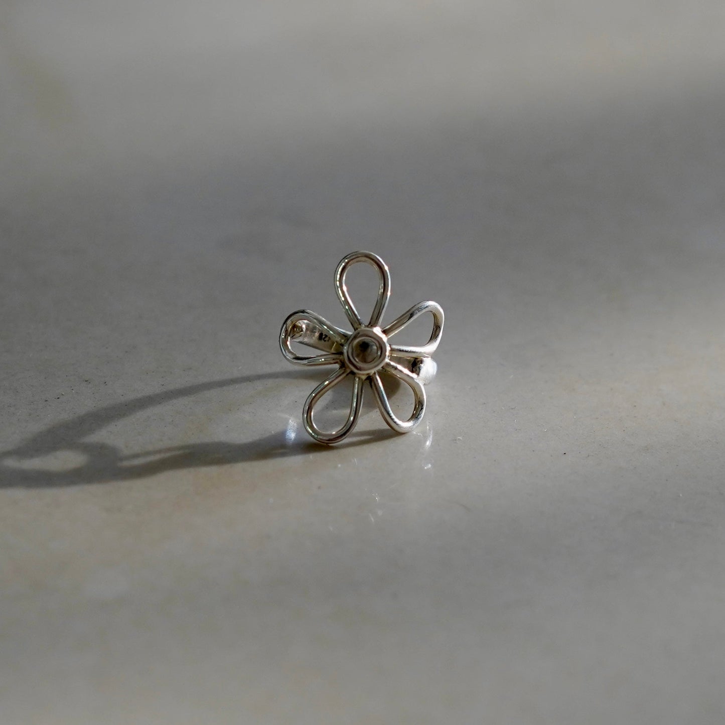 טבעת כסף 925 בצורת פרח עדין על רקע לבן