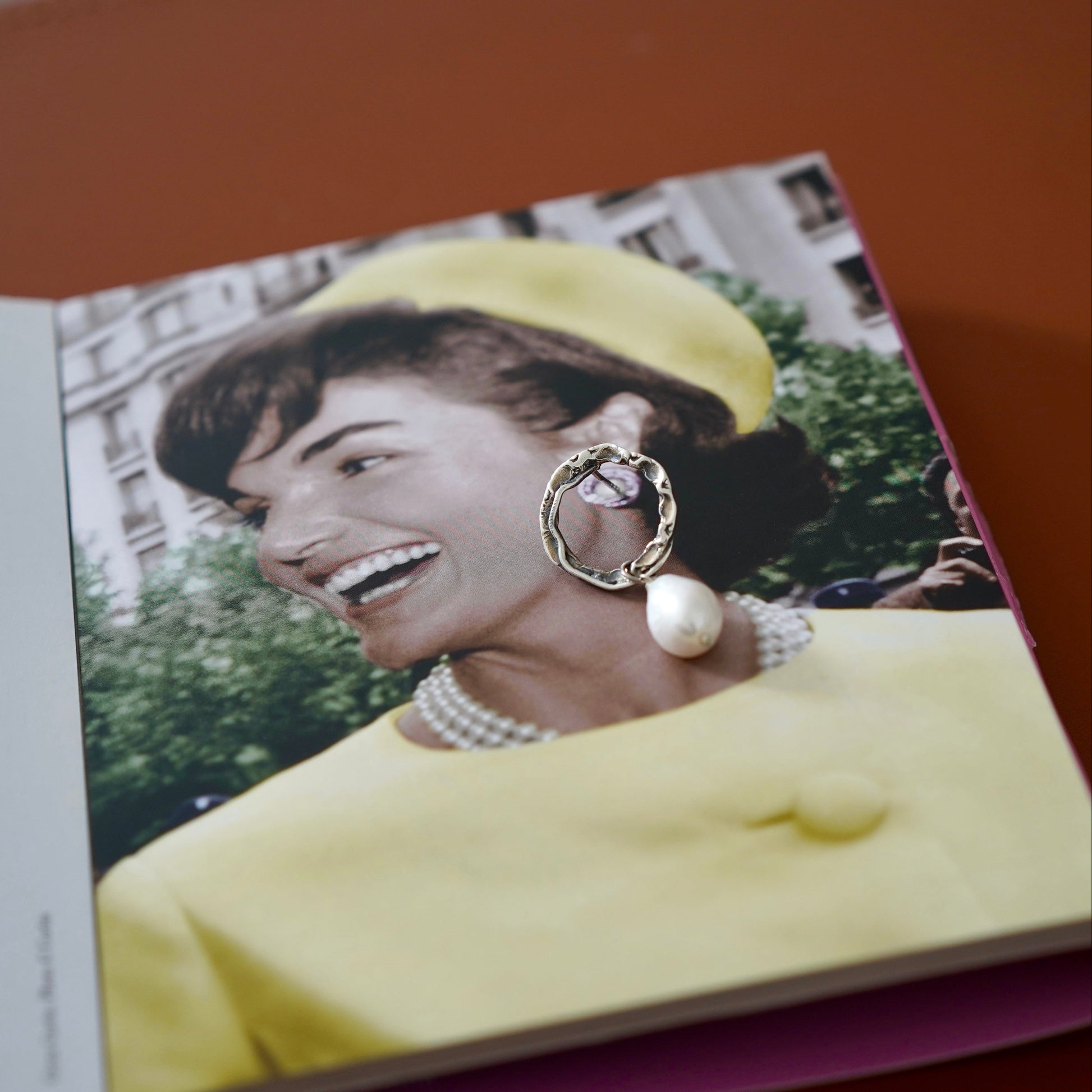 עגילי כסף 925 עם עיגול מרוקע מושחר ופנינה טבעית תלויה – עגילי SAILO