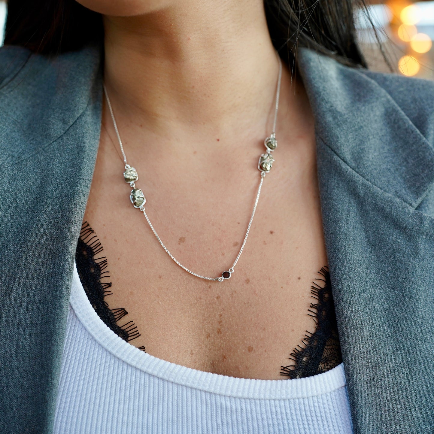 שרשרת כסף 925 משובצת פיריט טבעי – תקריב