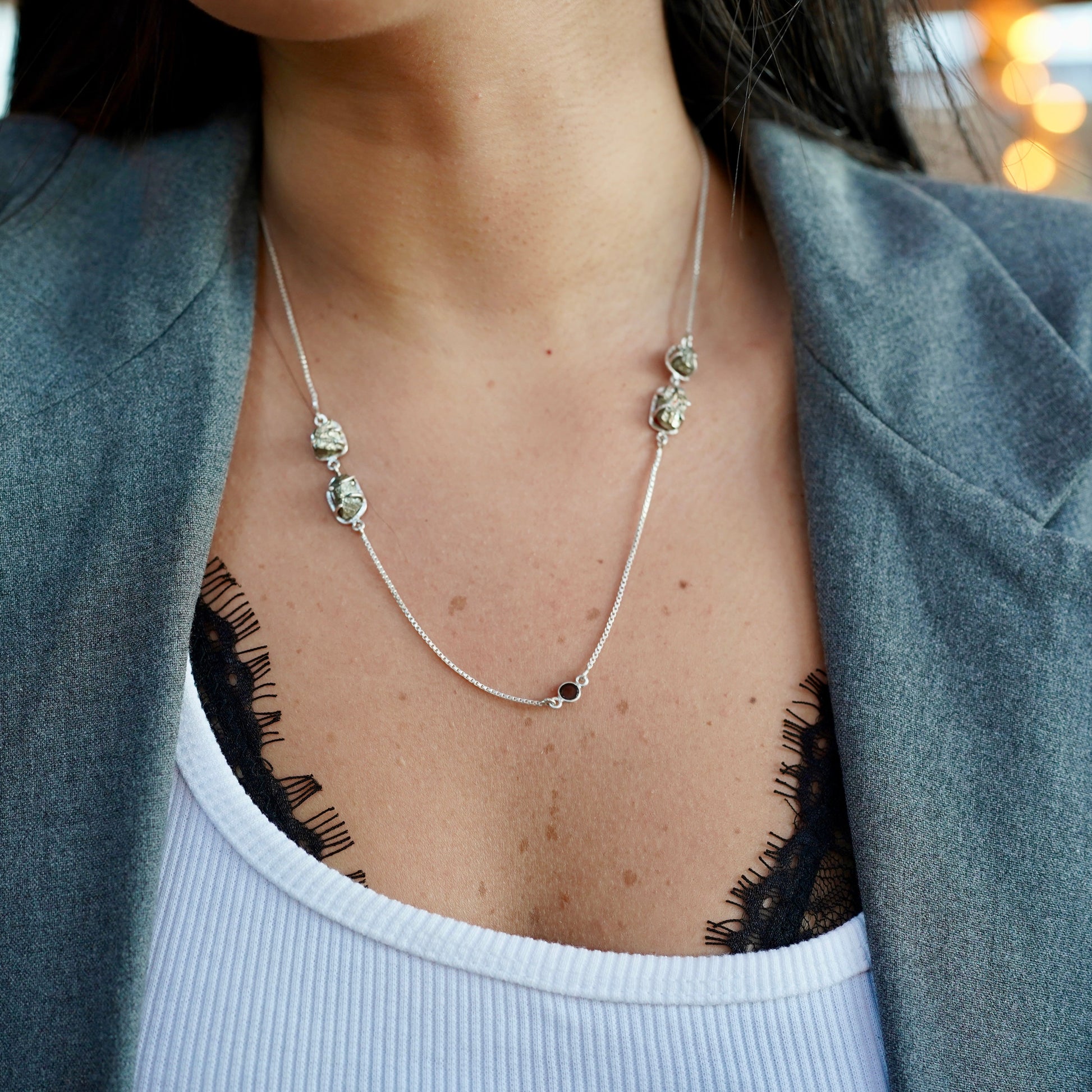 שרשרת כסף 925 משובצת פיריט טבעי – תקריב