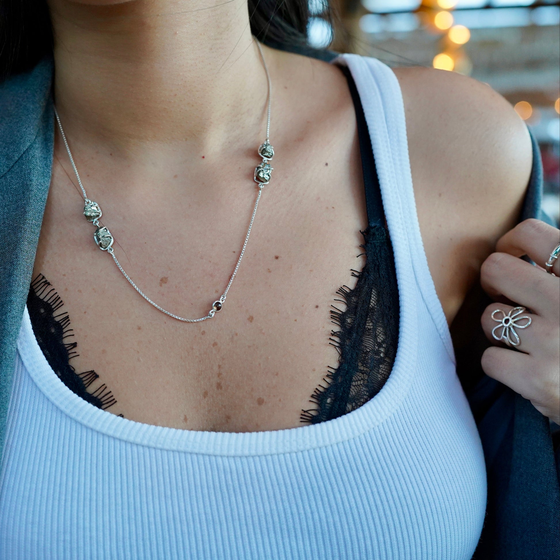 שרשרת פיריט טבעי מכסף סטרלינג 925 על הצוואר