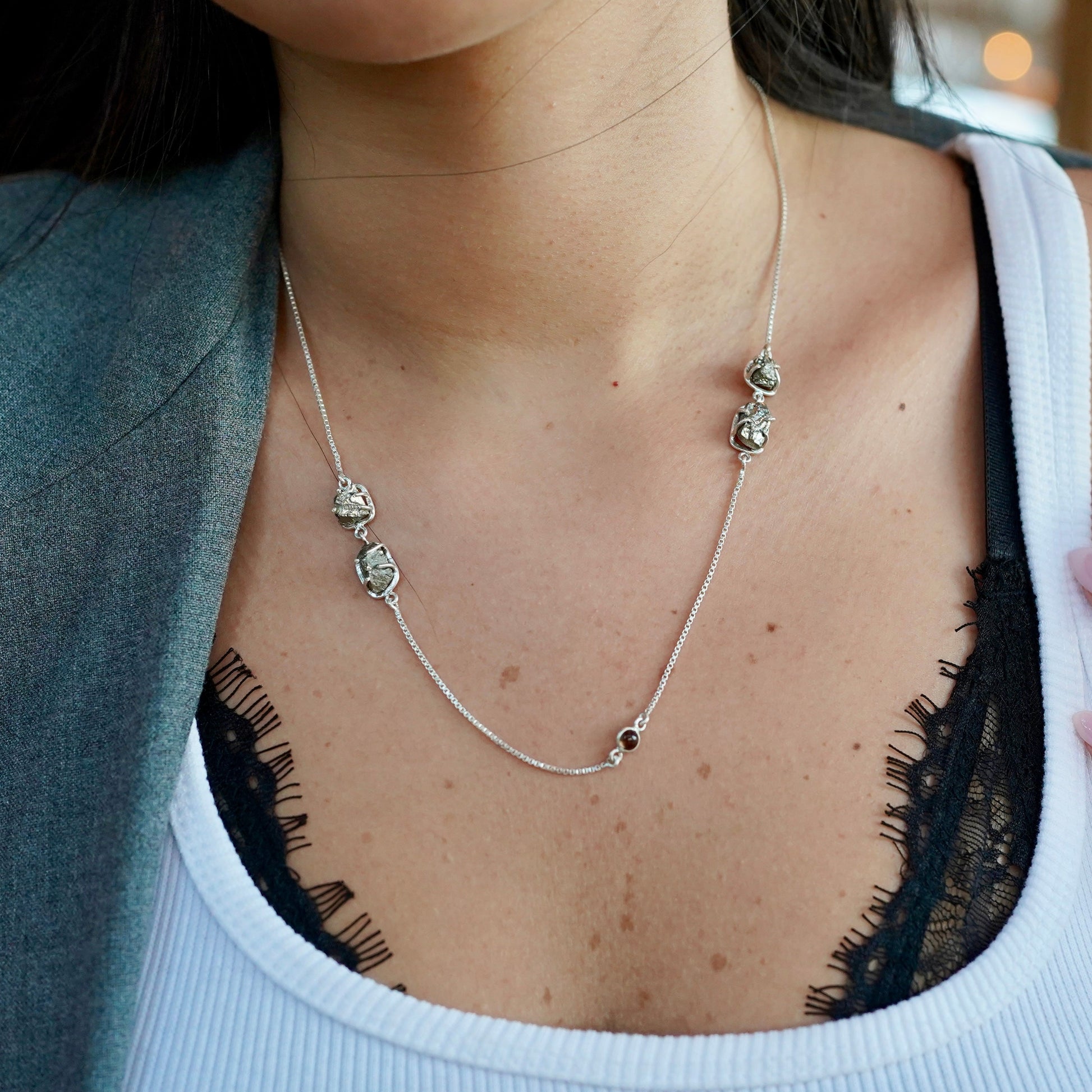 שרשרת בעבודת יד עם אבני פיריט טבעיות