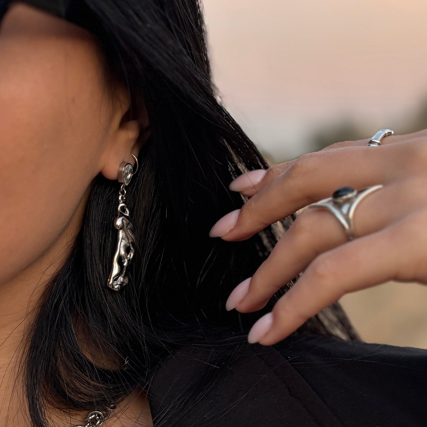 עגילי ALIA – תכשיט מודרני עם נוכחות ועיצוב נוזלי