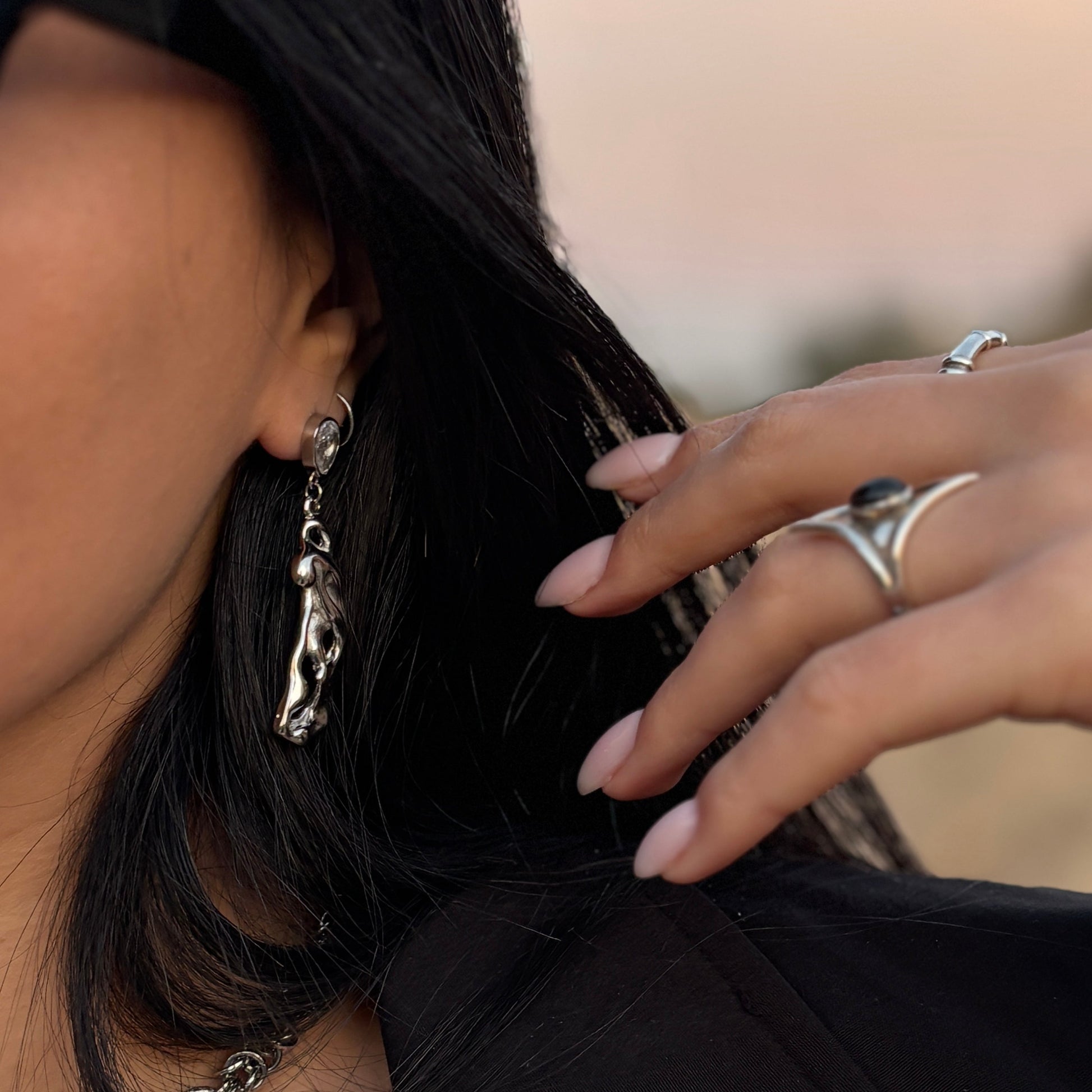 עגילי ALIA – תכשיט מודרני עם נוכחות ועיצוב נוזלי