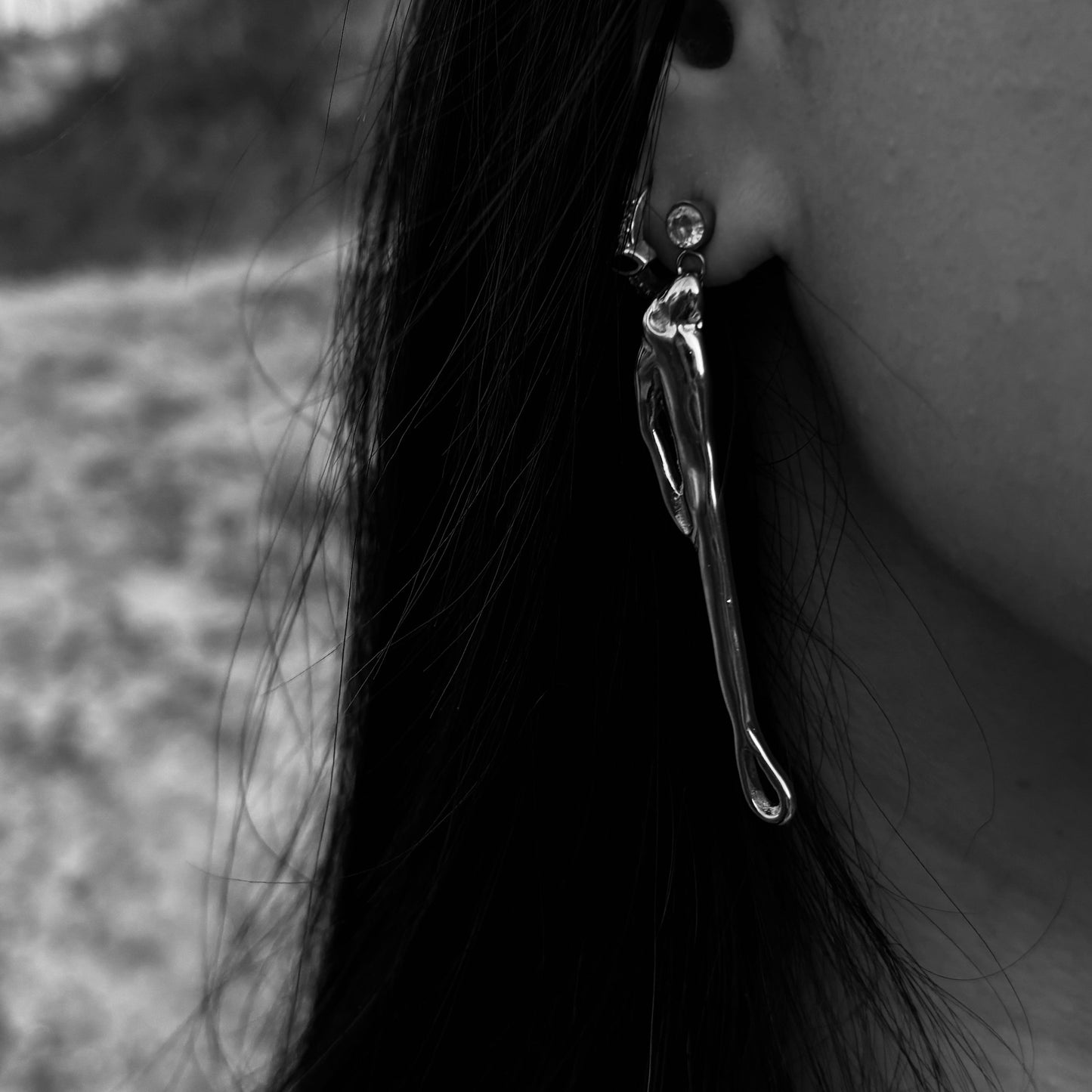 עגילי ALIA על האוזן – מראה נוזלי וא־סימטרי