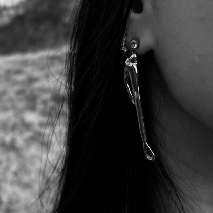 עגילי ALIA על האוזן – מראה נוזלי וא־סימטרי