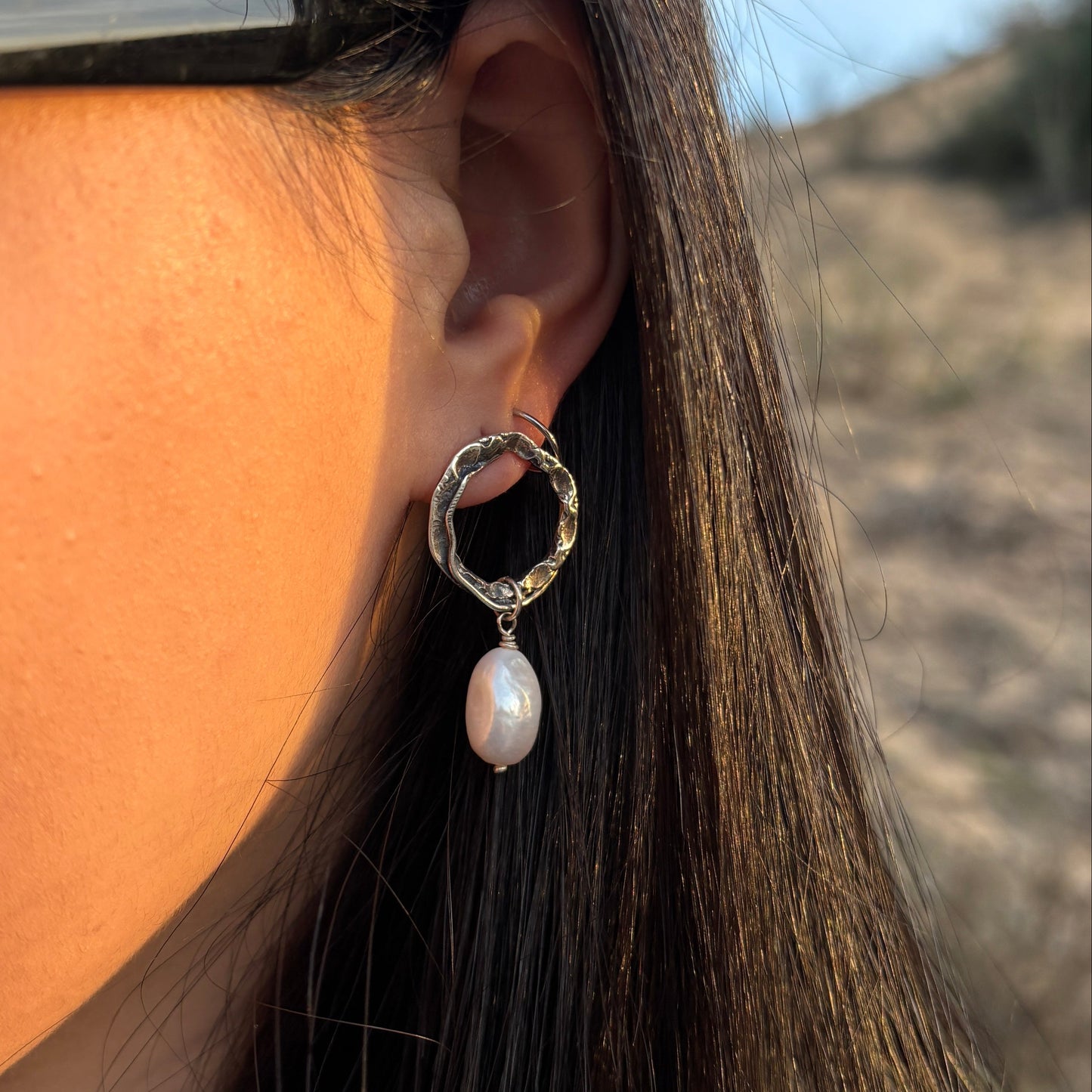 עגילי SAILO – כסף 925, פנינה טבעית, עיצוב מרוקע ומושחר