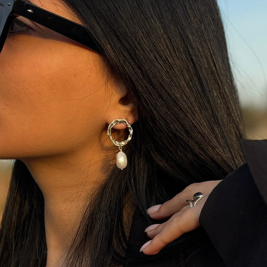 עגילי כסף איכותיים עם עיגול מושחר ופנינה – SAILO Earrings