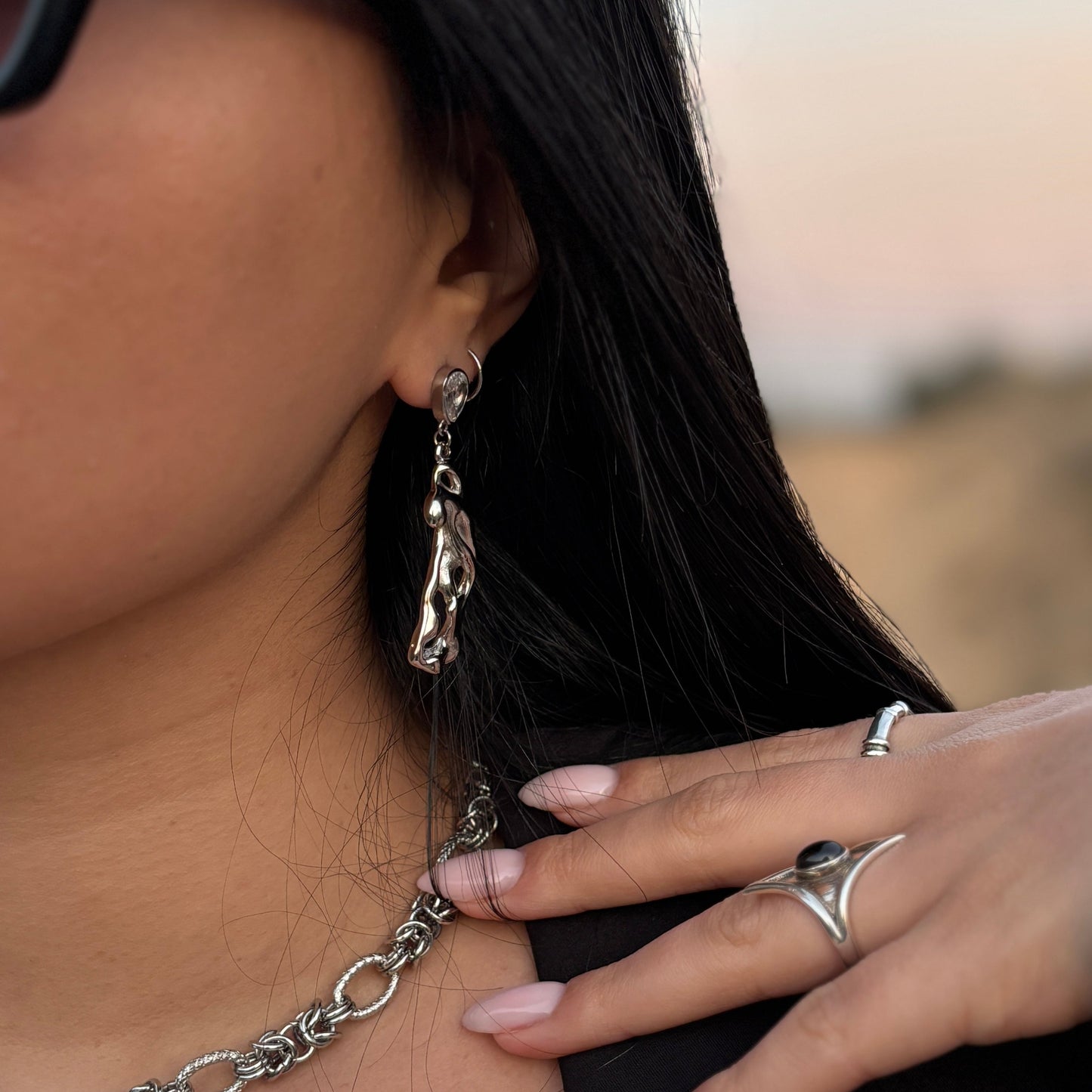 עגילי סטנסטיל במראה נוזלי עם עיצוב א־סימטרי – ALIA