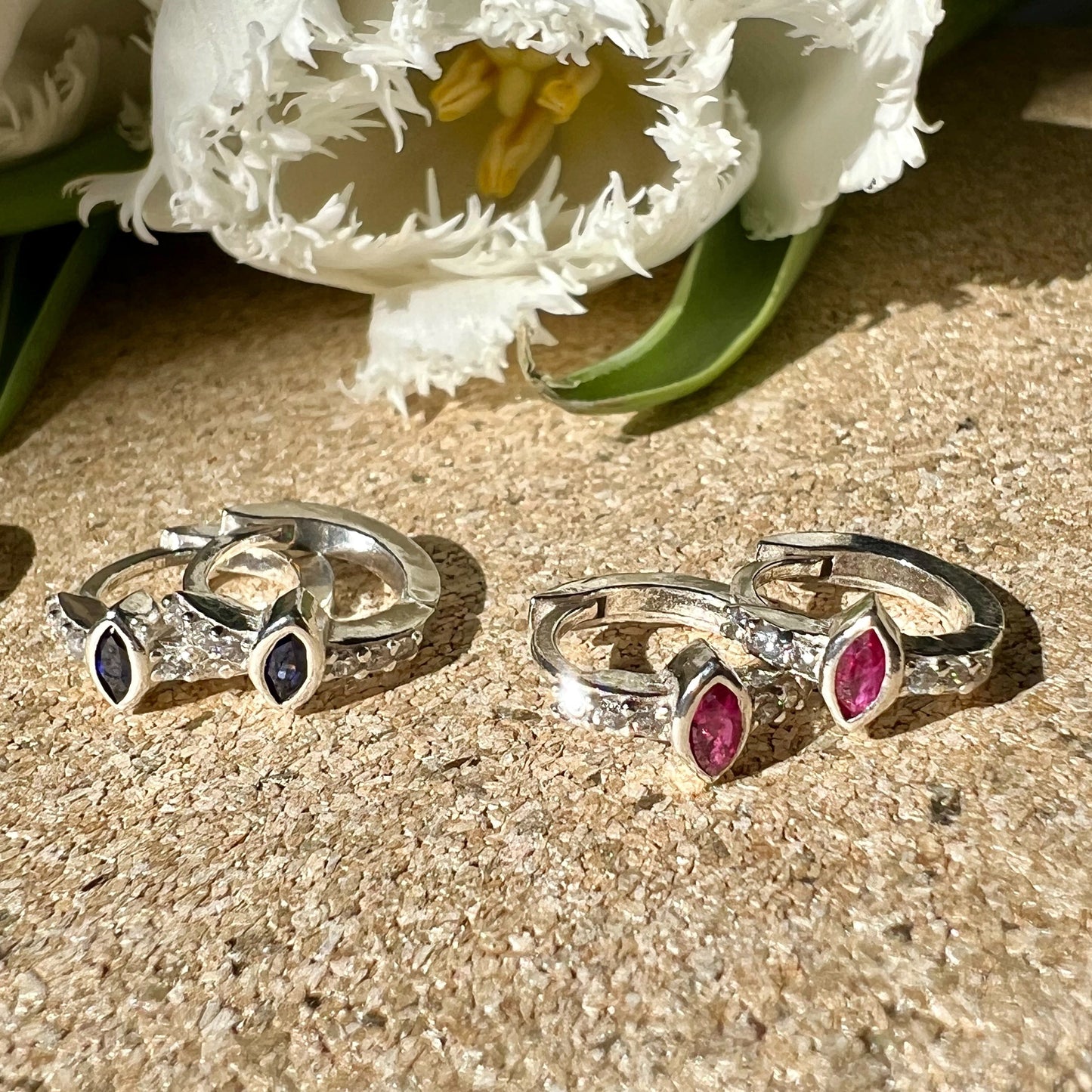 עגיל כסף עדין עם שיבוצים בצבעים שונים