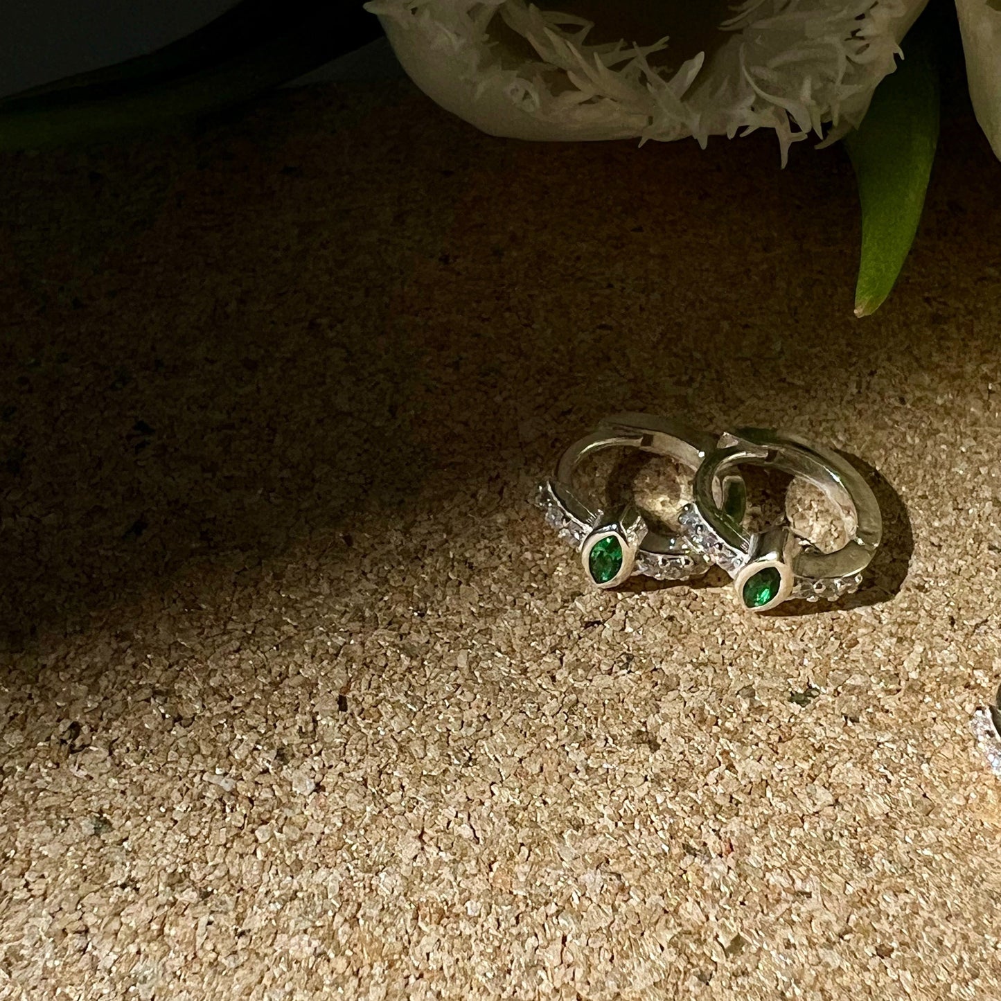 עגיל כסף 925 קטן עם אבנים צבעוניות