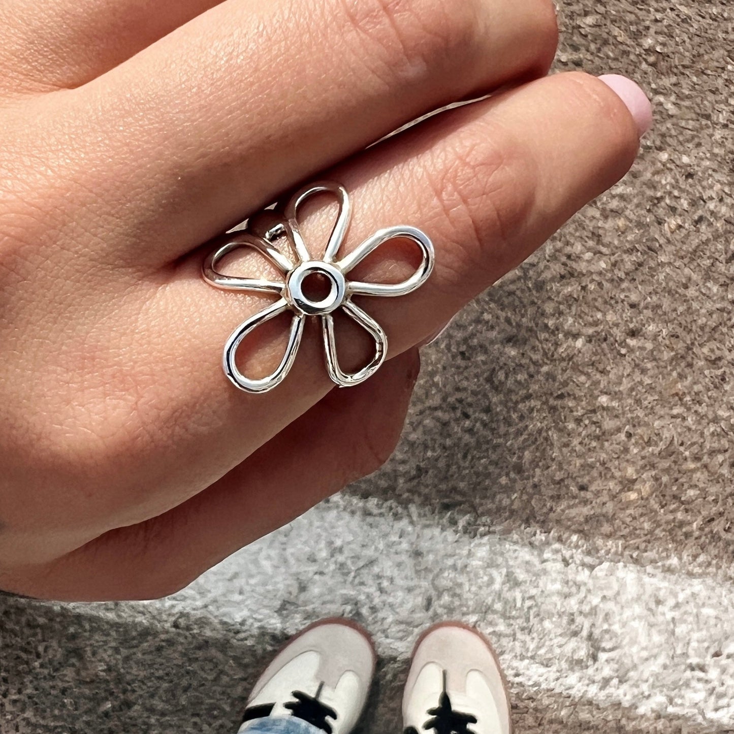 טבעת כסף 925 בצורת פרח עדין על היד