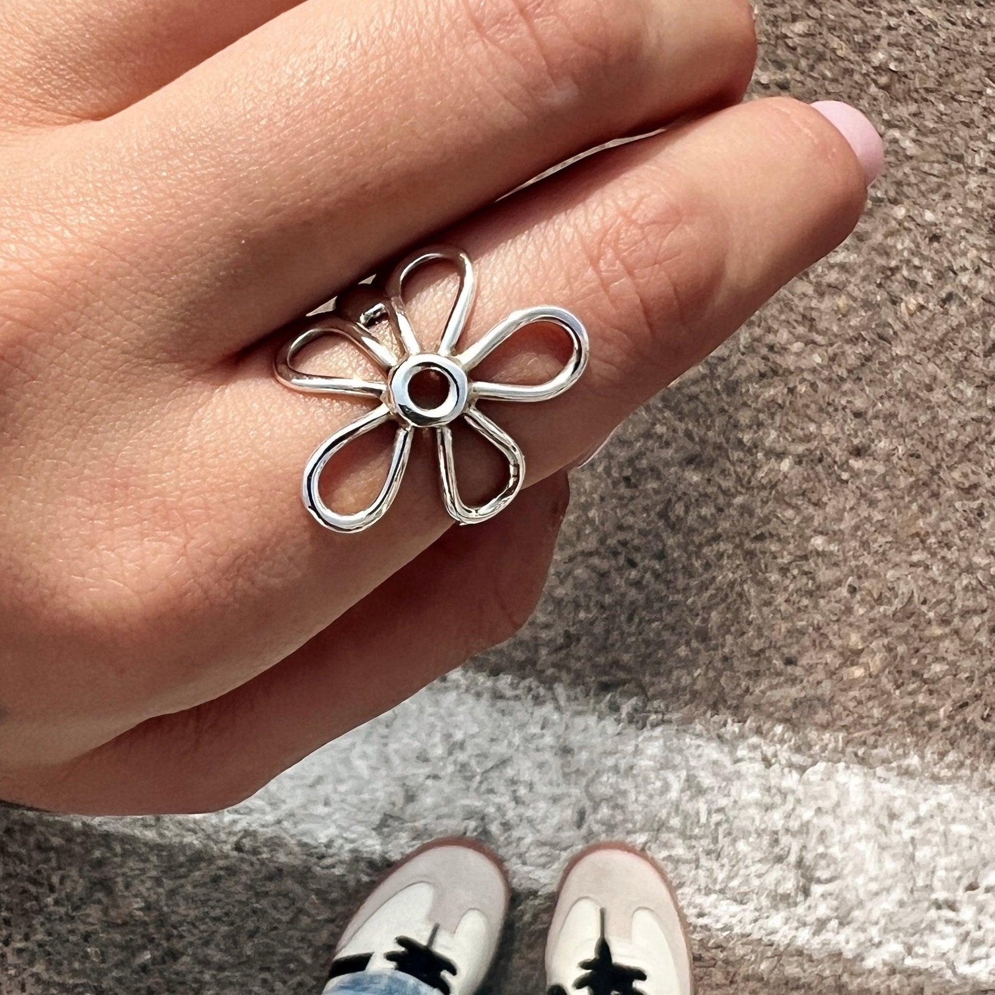 טבעת כסף 925 בצורת פרח עדין על היד