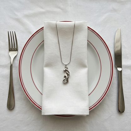 תליון כסוף מבריק במראה נוזלי