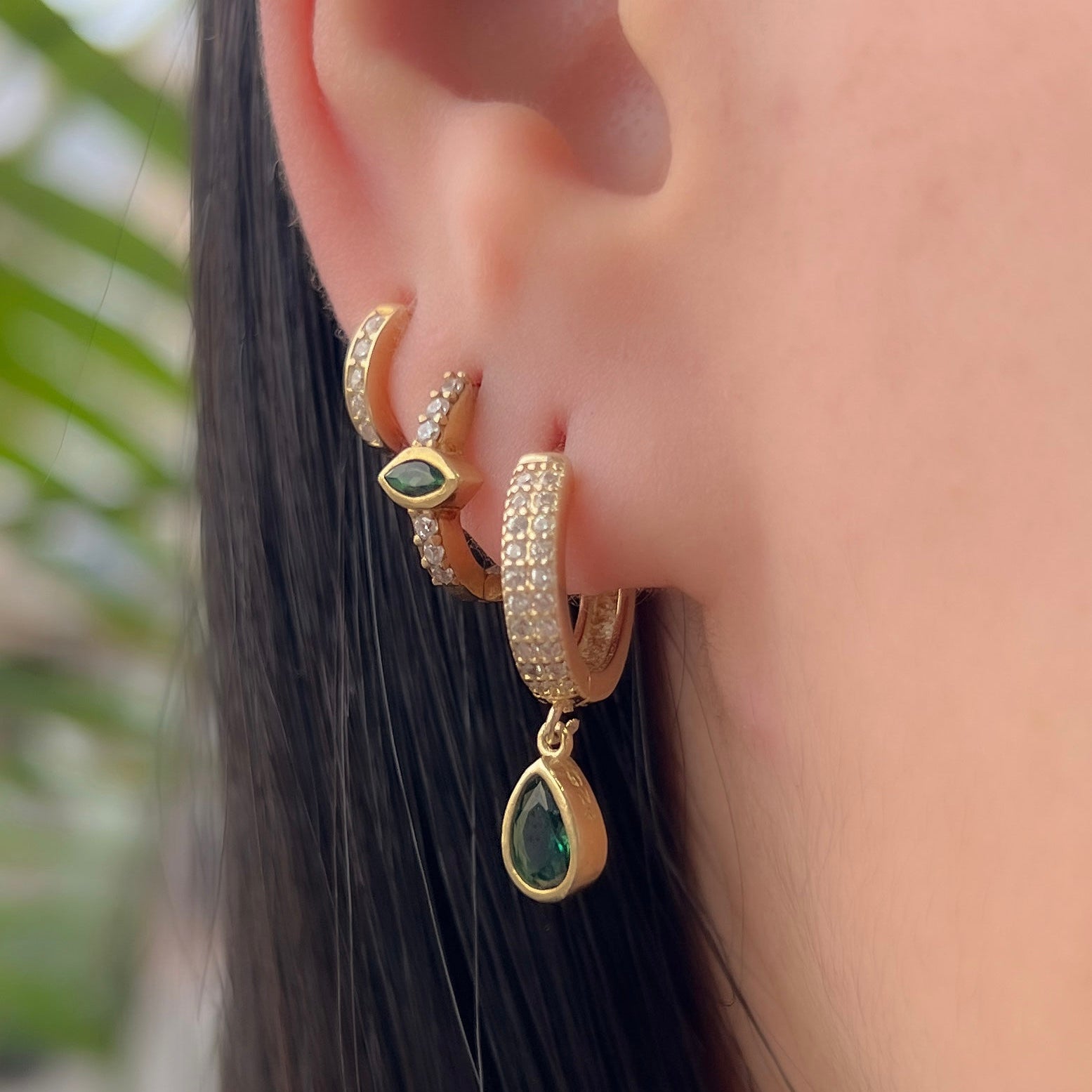 עגיל קטן בציפוי זהב 14K עם שיבוצים צבעוניים על האוזן