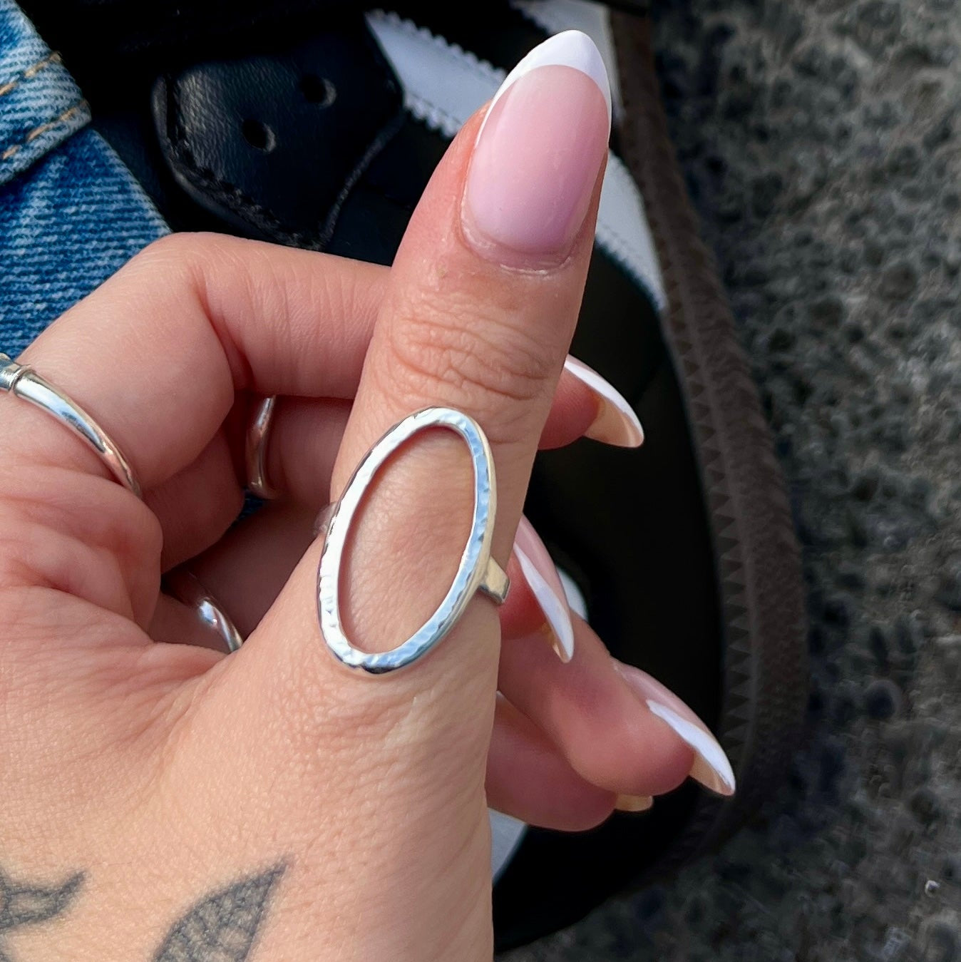 טבעת כסף 925 אליפסה חלולה מרוקעת בעבודת יד – טבעת ELORA