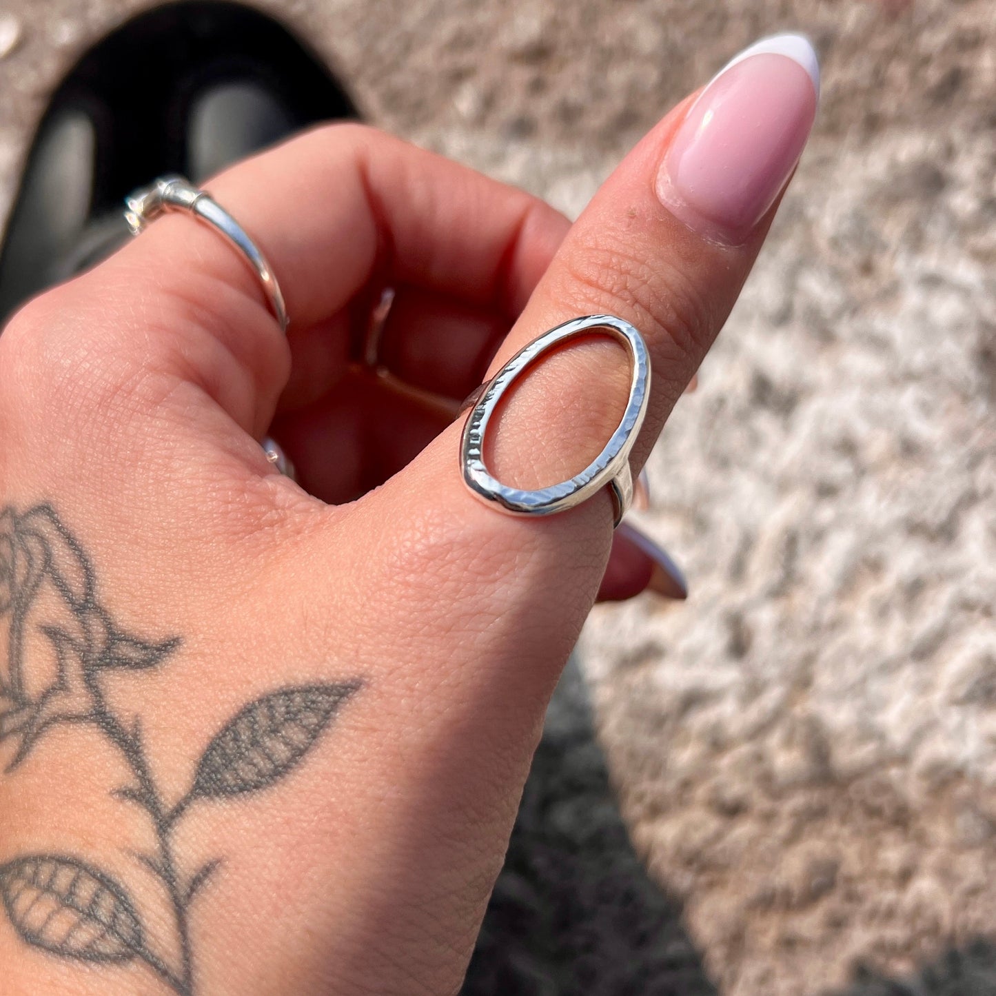 טבעת כסף מרוקעת עם אליפסה חלולה – ELORA Ring