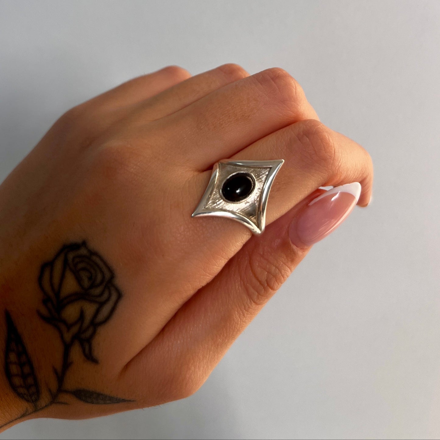 טבעת כסף 925 עם אבן אוניקס על היד