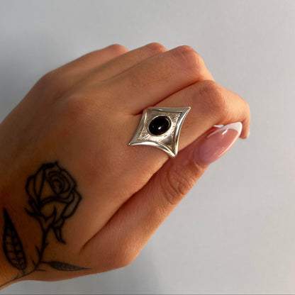 טבעת כסף 925 עם אבן אוניקס על היד