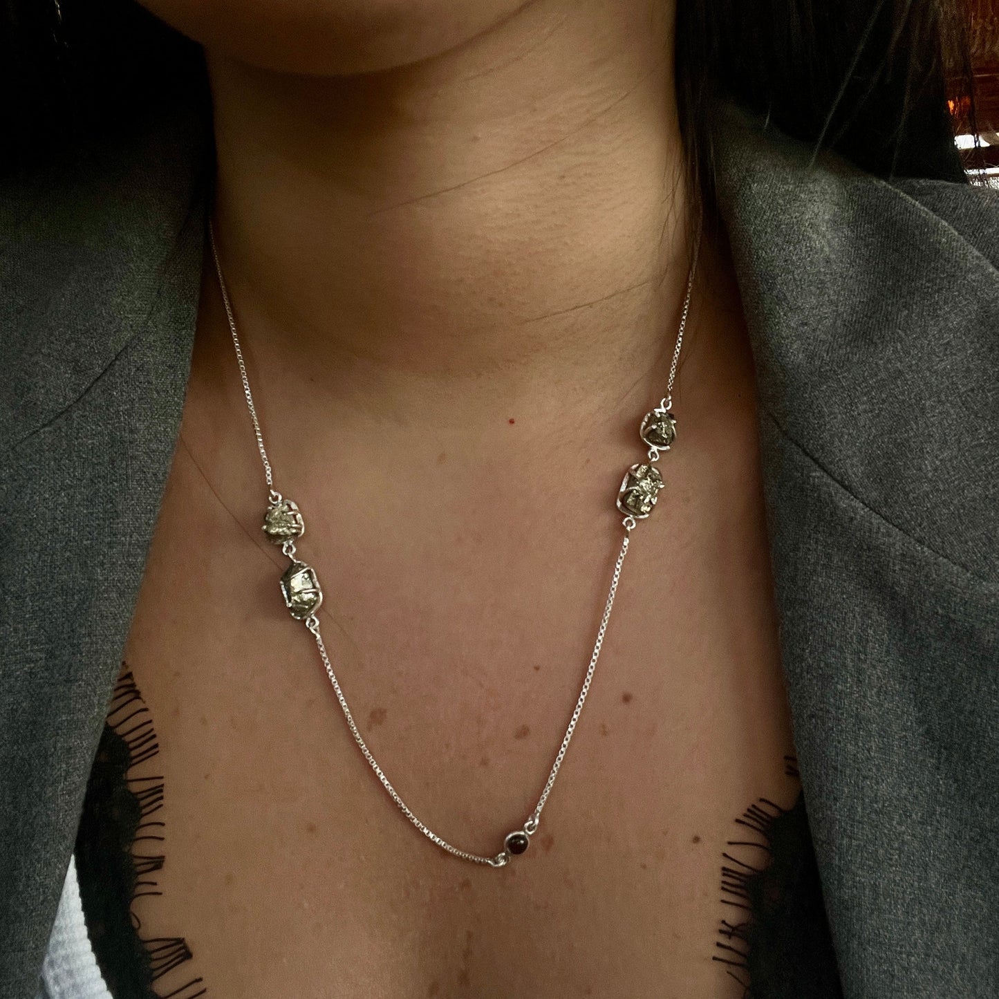 שרשרת פיריט טבעי בסגנון בוהו יוקרתי