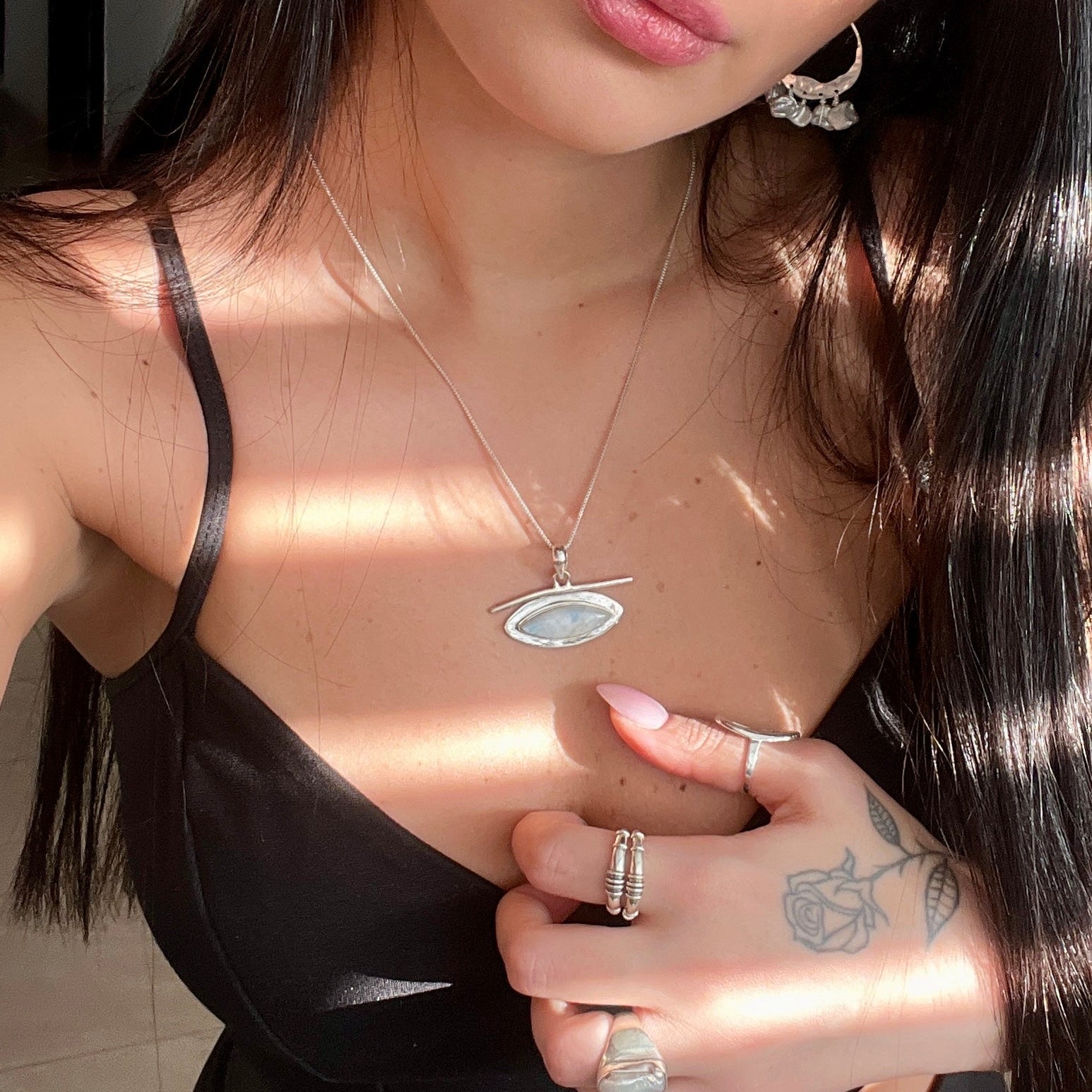 עיצוב עין ייחודי עם מונסטון – שרשרת LUMIS לנשים