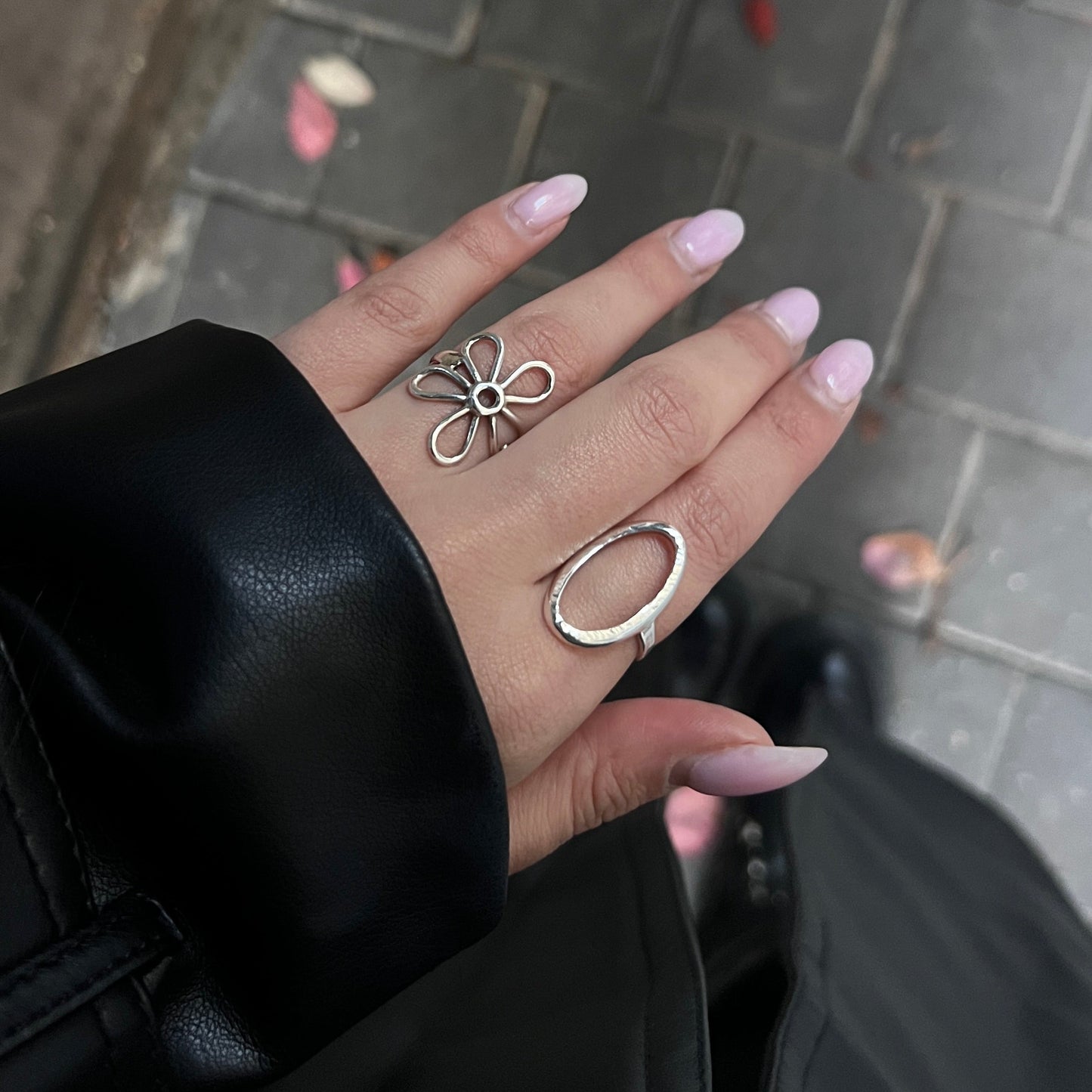 טבעת אליפטית חלולה מכסף 925 עם טקסטורה מרוקעת