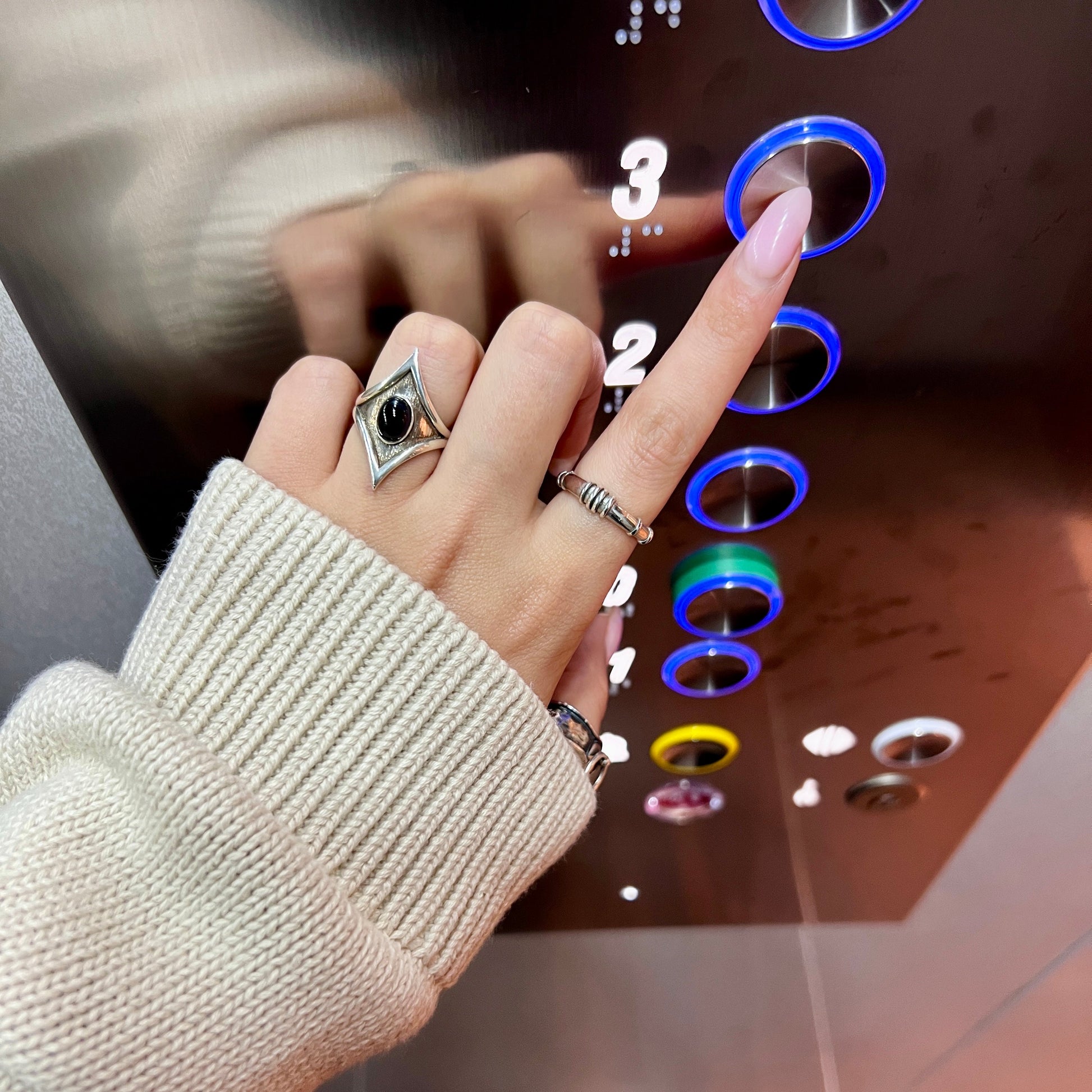 טבעת אבן אוניקס על היד כסף 925