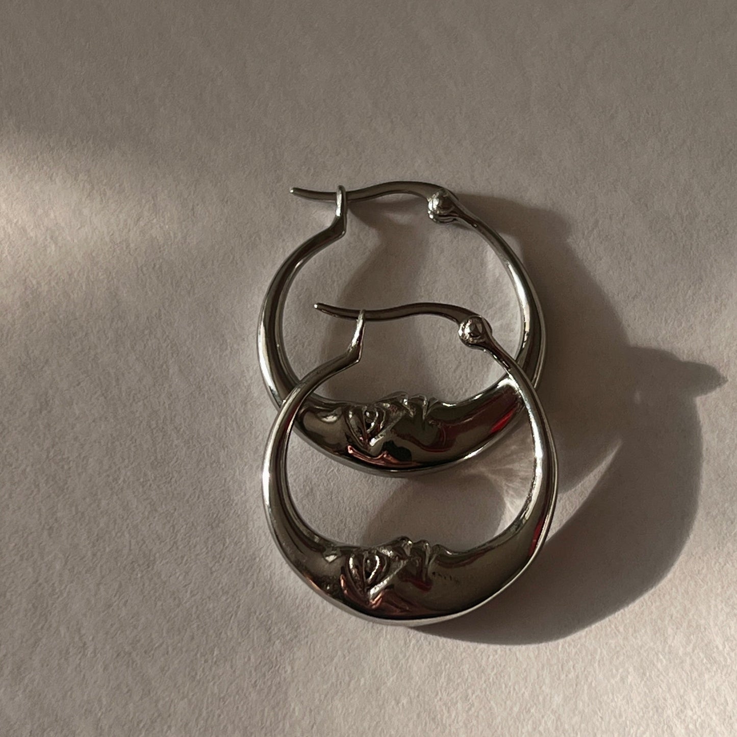 עגילי חישוק ירח סטנסטיל – תקריב עיצוב