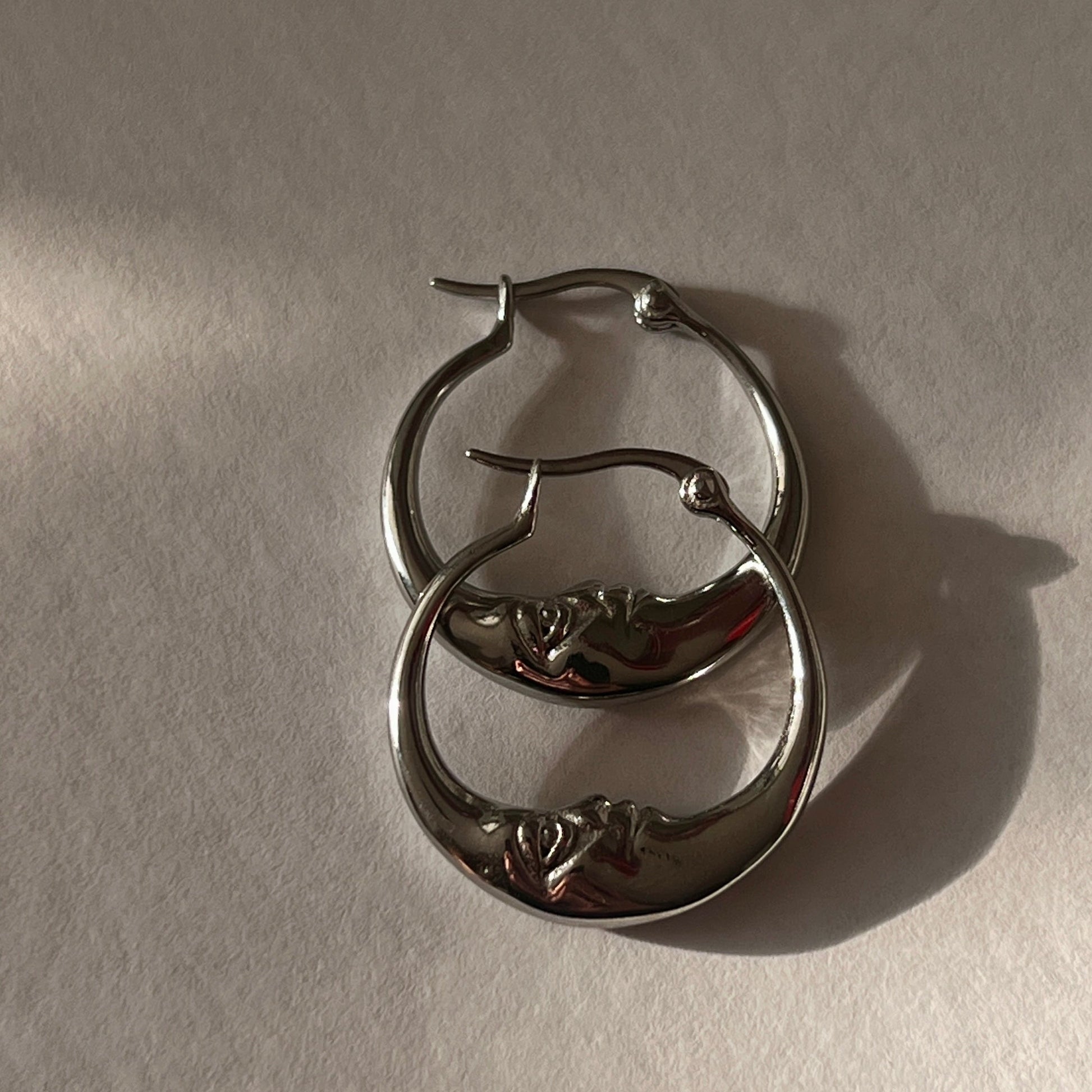 עגילי חישוק ירח סטנסטיל – תקריב עיצוב