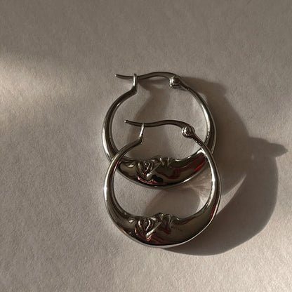 עגילי חישוק ירח סטנסטיל – תקריב עיצוב