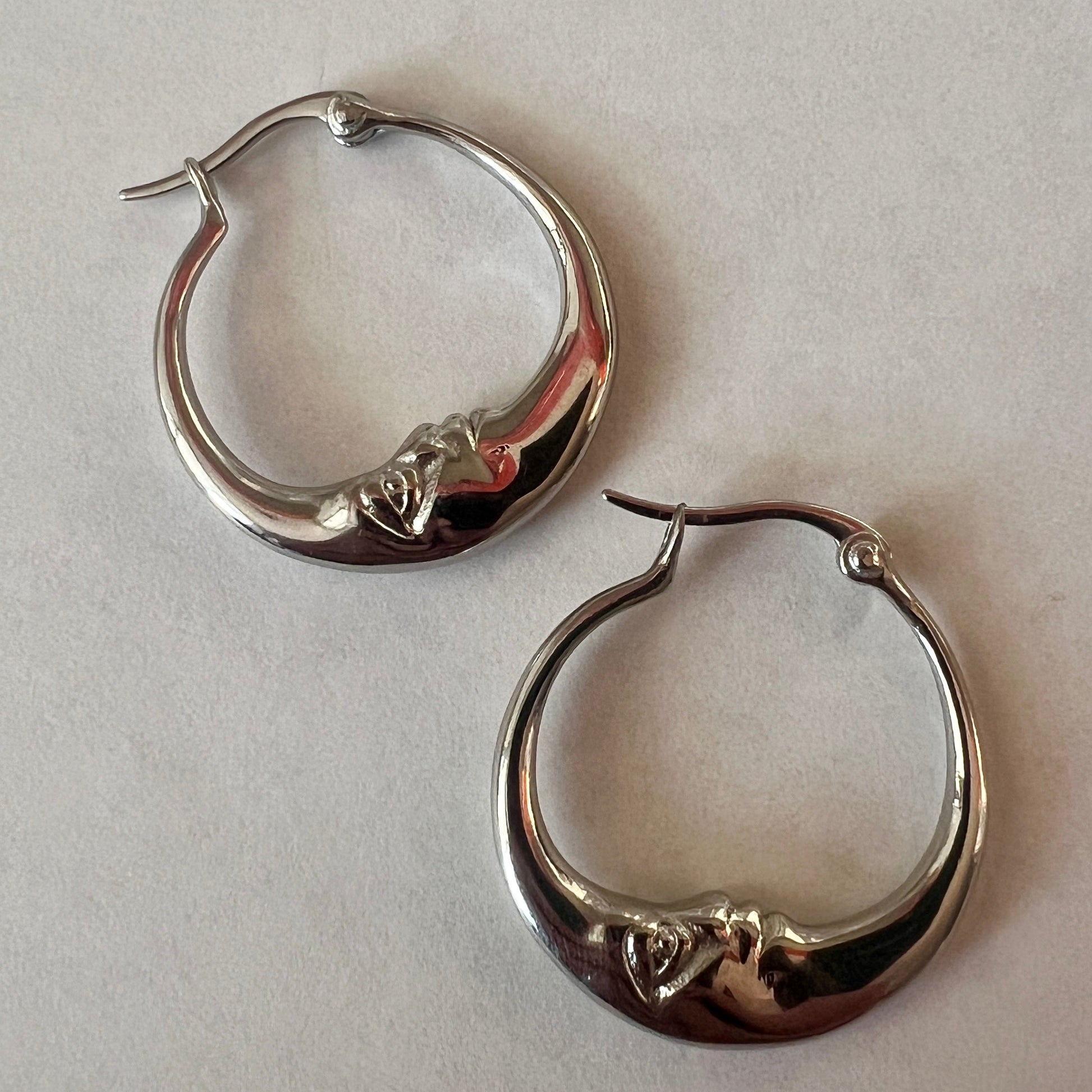 עגילי חישוק ירח סטנסטיל על רקע לבן