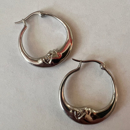 עגילי חישוק ירח סטנסטיל על רקע לבן