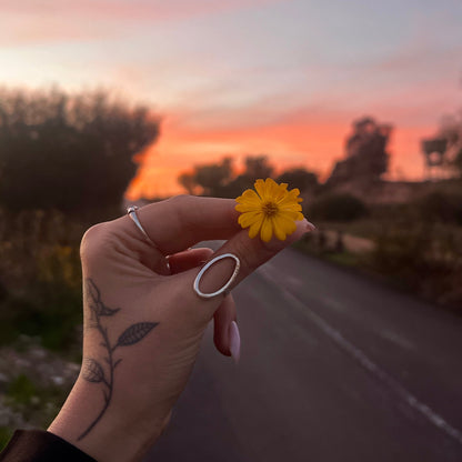 טבעת בצורת אליפסה עם ריקועים 