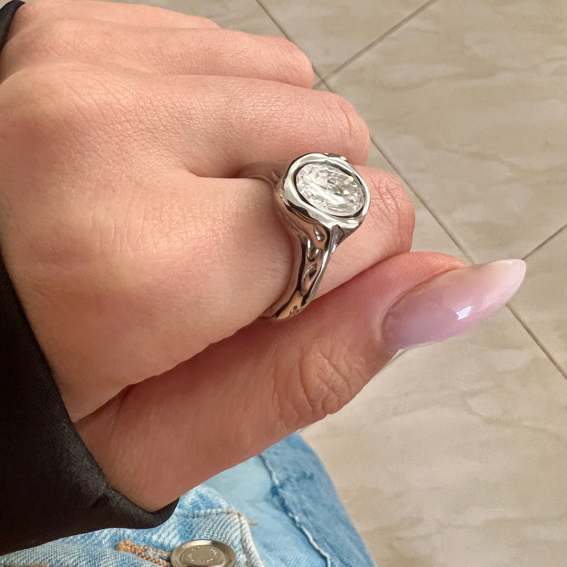 טבעת כסף מרוקעת עמידה במים עם שיבוץ זרקון 