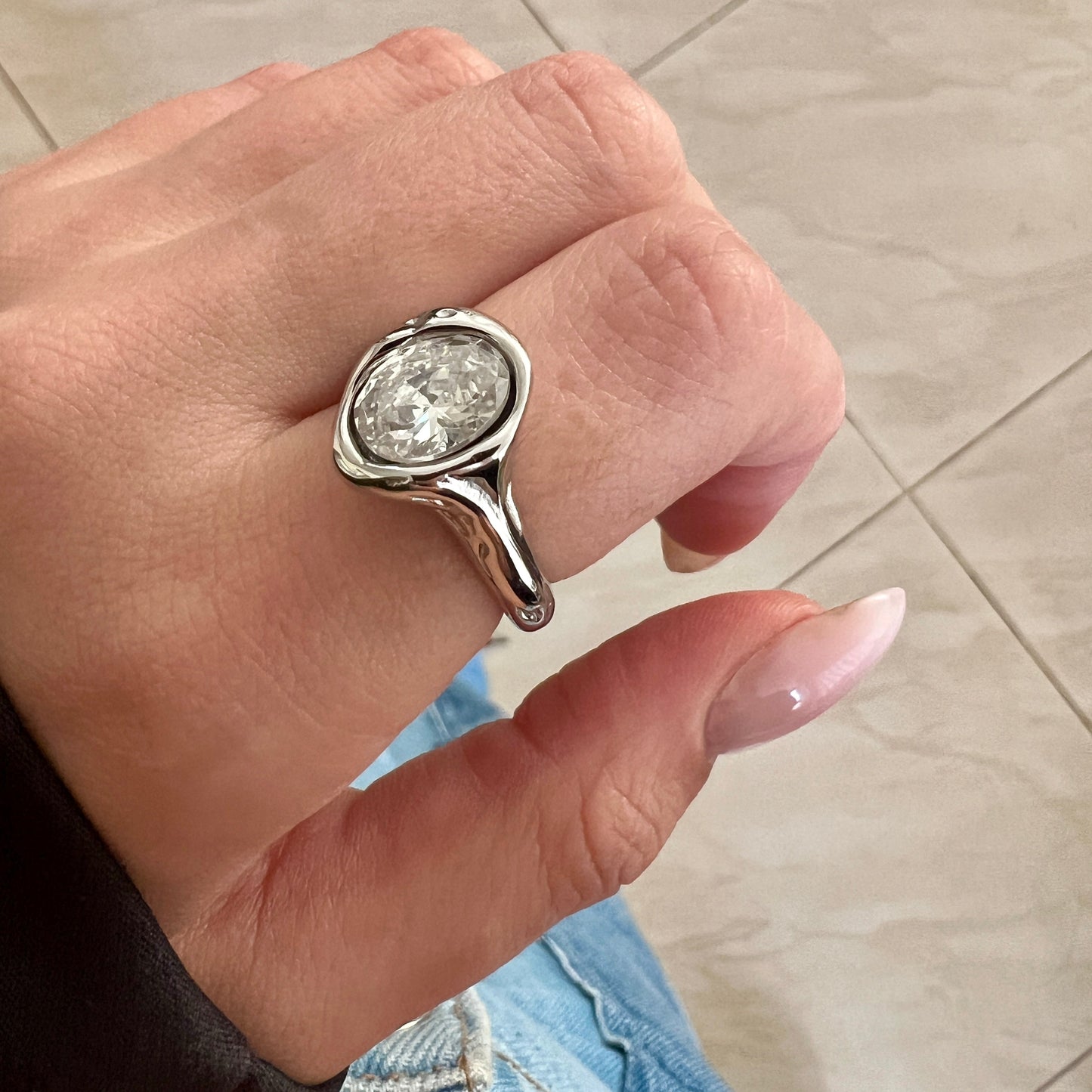 טבעת Stainless Steel עם זרקון מרכזי – תכשיט 
