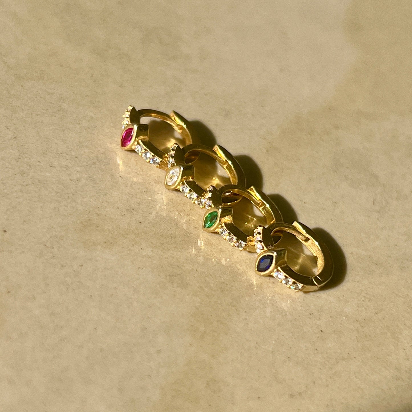 עגיל בציפוי זהב 14K – תקריב שיבוצים צבעוניים