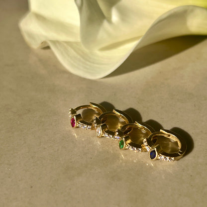 עגיל בציפוי זהב 14K – תקריב שיבוצים צבעוניים