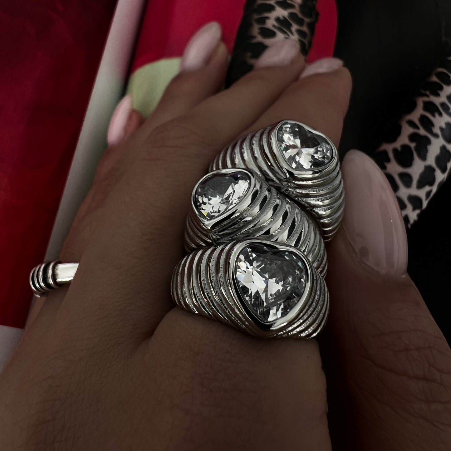 טבעת סטנסטיל עם זרקון לב על היד