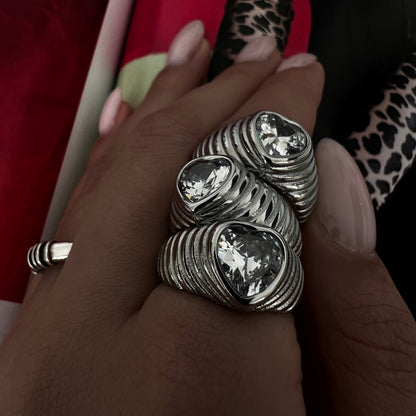 טבעת סטנסטיל עם זרקון לב על היד