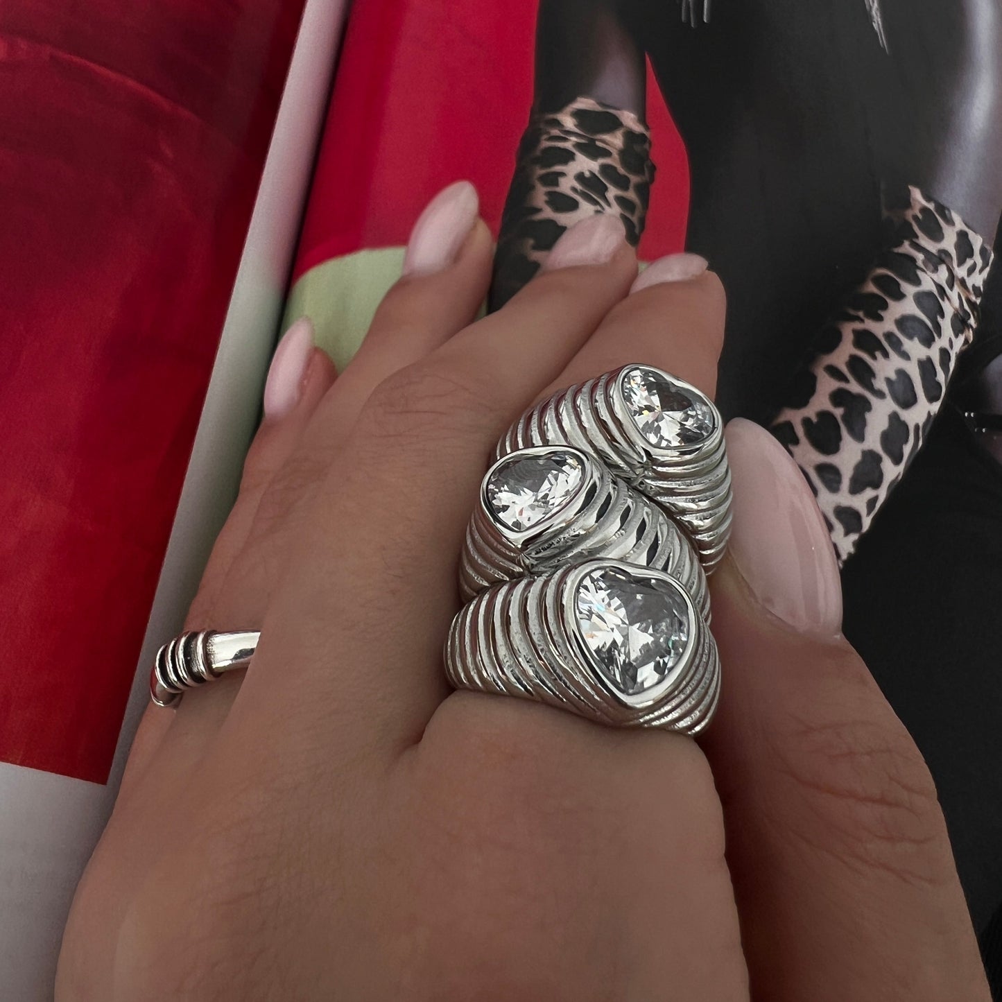 טבעת סטנסטיל נשית עם נוכחות עדינה