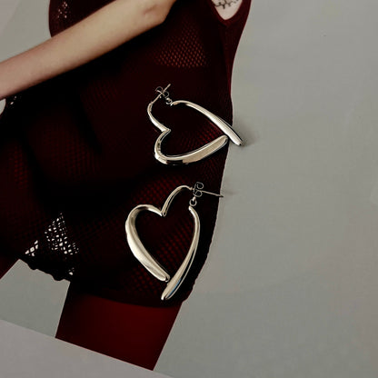 עגיל לב מסטנסטיל עם סגירה אחורית ייחודית