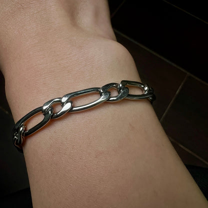 צמיד גורמט מסטנסטיל בעיצוב קלאסי עם נוכחות