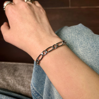 צמיד גורמט מסטנסטיל על היד – תכשיט יומיומי בעיצוב מודרני