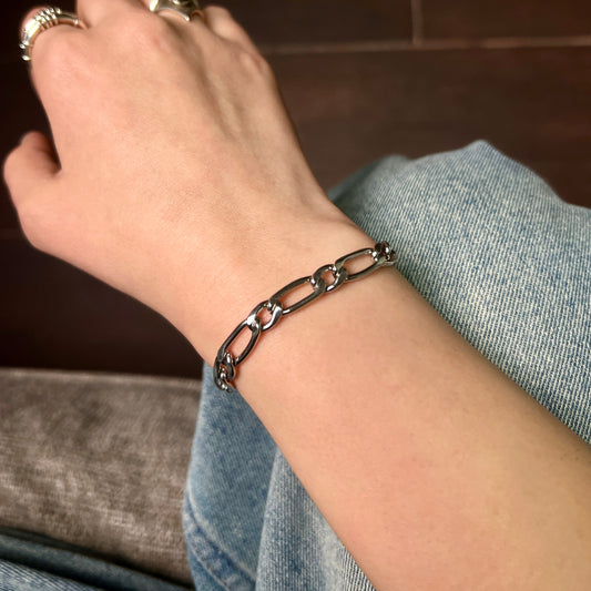 צמיד גורמט מסטנסטיל על היד – תכשיט יומיומי בעיצוב מודרני