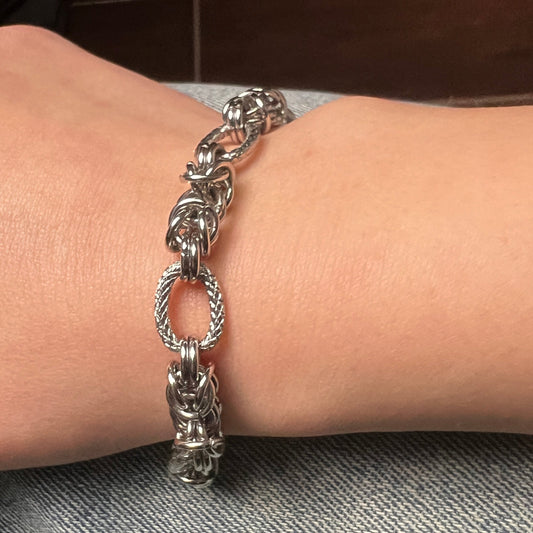 צמיד סטנסטיל בעיצוב ייחודי עם טקסטורה עדינה