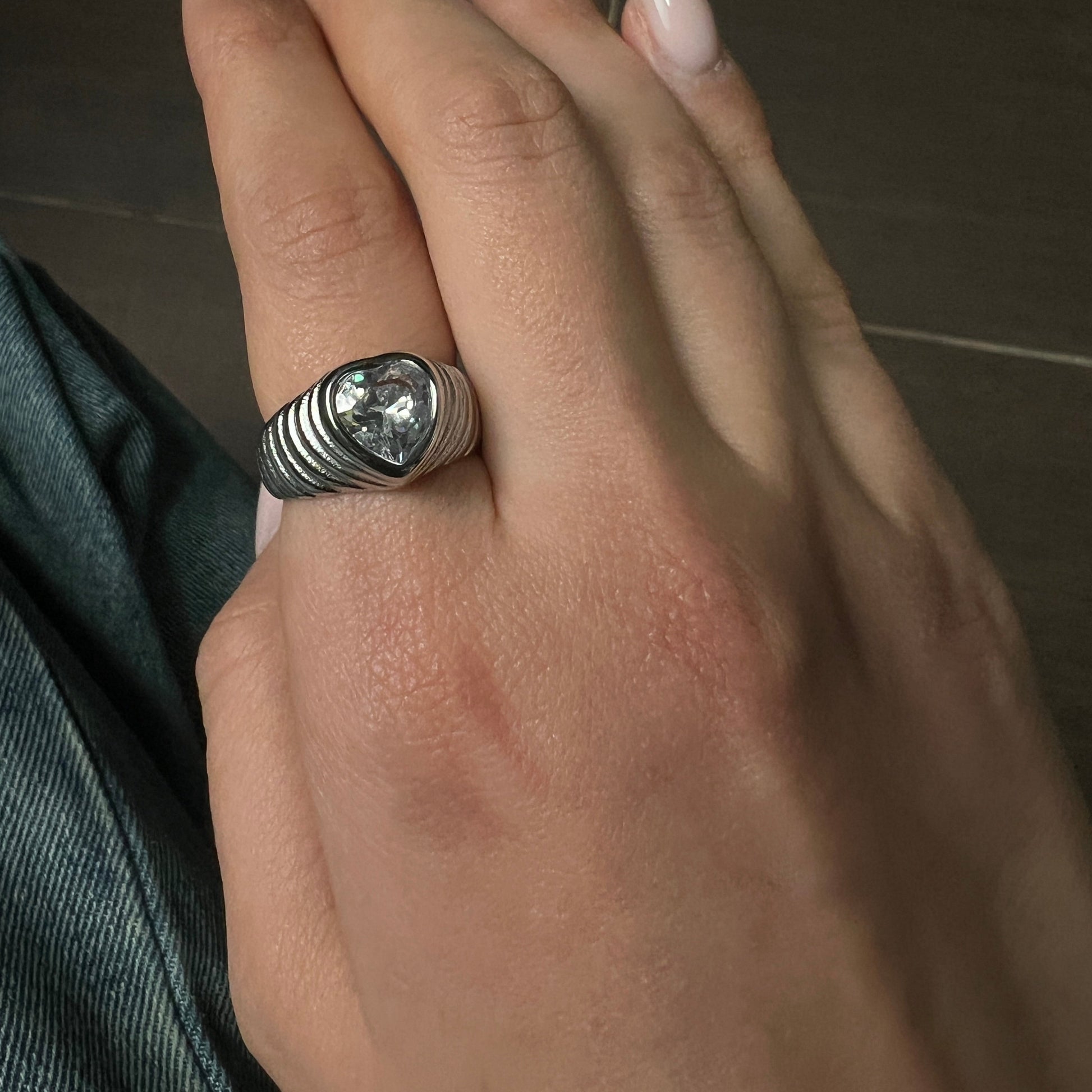 טבעת סטנסטיל עם זרקון בצורת לב בעיצוב מודרני